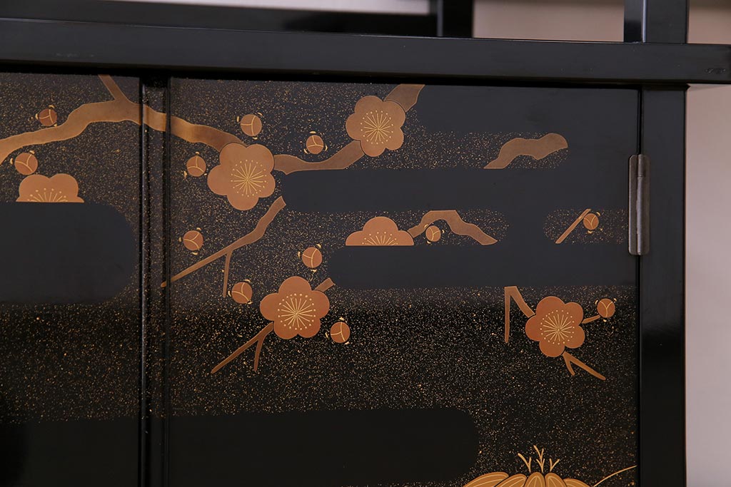 工芸品　本漆塗り　蒔絵　細部まで趣向が凝らされた輪島塗の茶棚(飾り棚、茶箪笥)(定価約300万円)