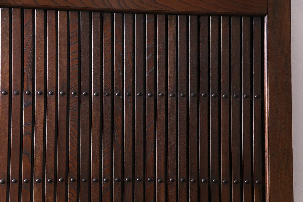 和製アンティーク　総ケヤキ材　存在感抜群の大黒天の金具が目を引く蔵戸(引き戸、建具、玄関戸)