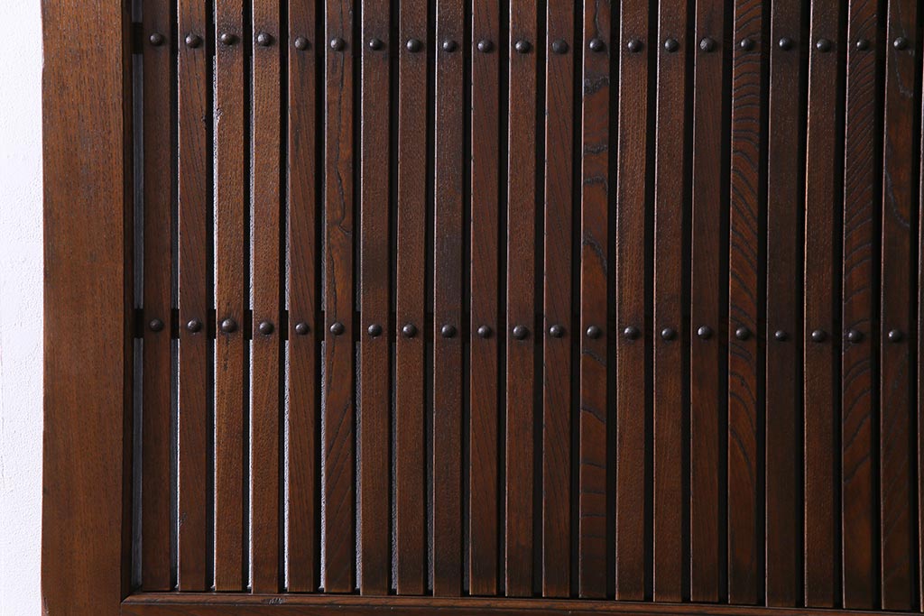 和製アンティーク　総ケヤキ材　存在感抜群の大黒天の金具が目を引く蔵戸(引き戸、建具、玄関戸)