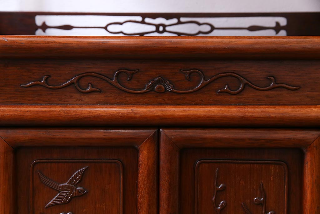 ビンテージ　民芸家具　カリン材　梅の木と小鳥の彫刻の飾り棚(茶棚、収納棚、花梨材)
