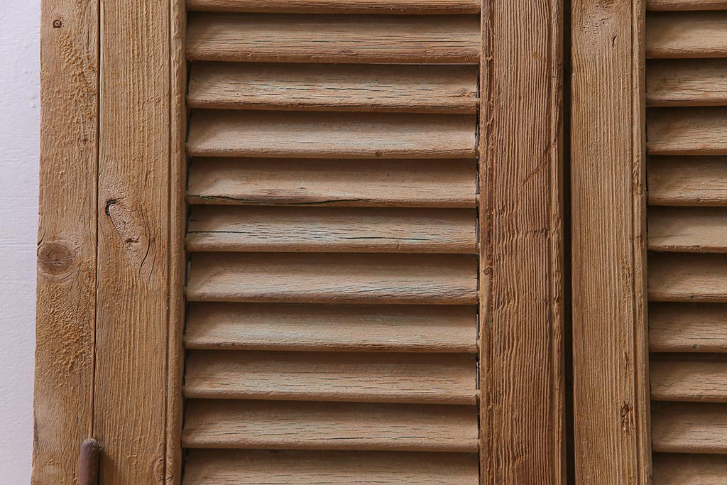 アンティーク雑貨　フランスアンティーク　グレモン錠　素朴でシャビーな木肌がお洒落なヴォレー付きの窓枠(ルーバー、雨戸、サッシ)