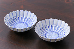 和製アンティーク　江戸期　染付　花の形が魅力的な菊図小鉢(向付、小皿、深皿)2枚セット