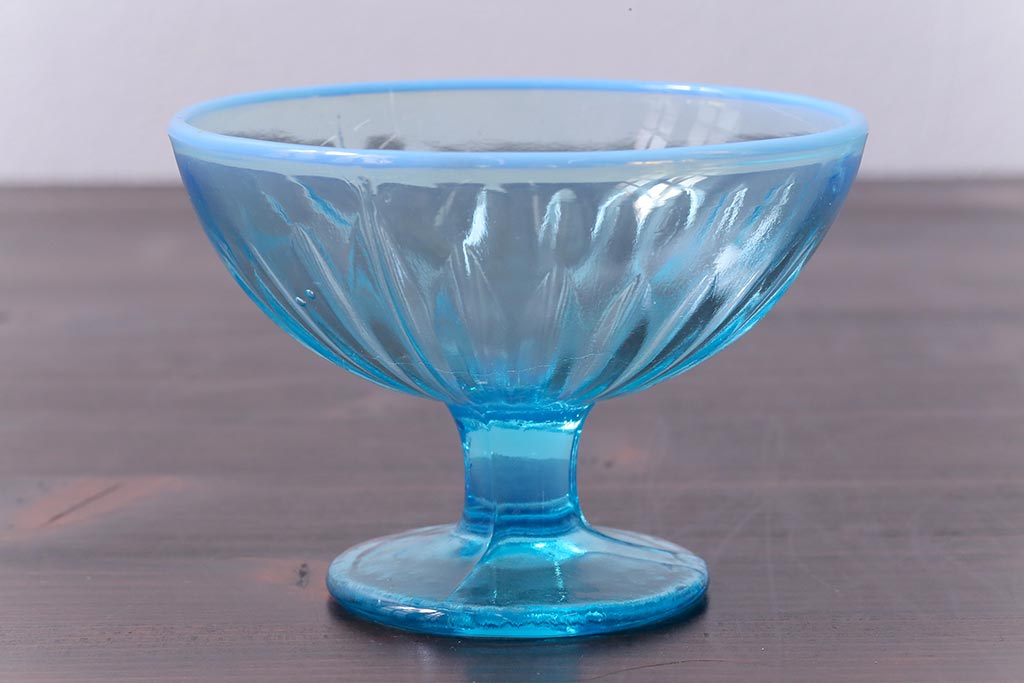 アンティーク雑貨　昭和レトロ　爽やかな色味の乳白暈し氷コップ2個セット(プレスガラス)(1)