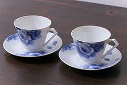 昭和レトロ　戦前　倉知陶器　青いバラがエレガントなカップ&ソーサー2客セット(洋食器)(1)
