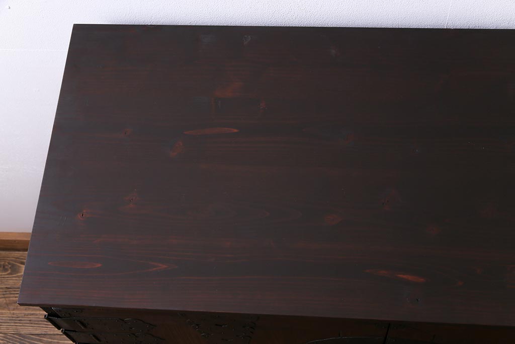 和製アンティーク　リメイク家具　前面ヒノキ材　重厚な雰囲気漂う脚付き箪笥サイドボード(収納棚、時代箪笥)