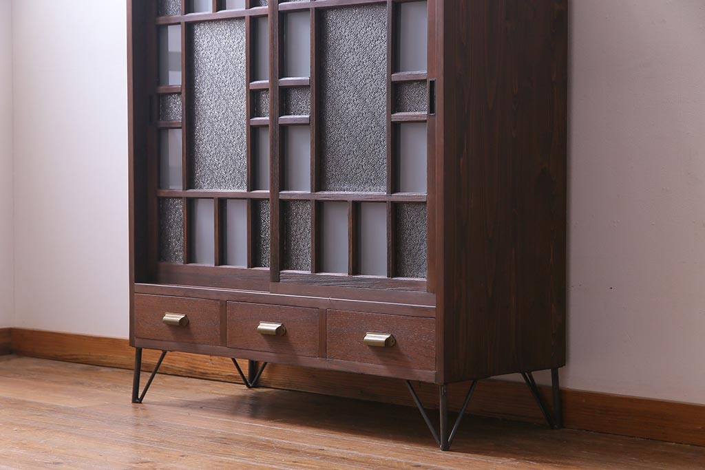 ラフジュ工房オリジナル　古建具リメイク　木の味わいが魅力的な鉄脚付き戸棚(収納棚)