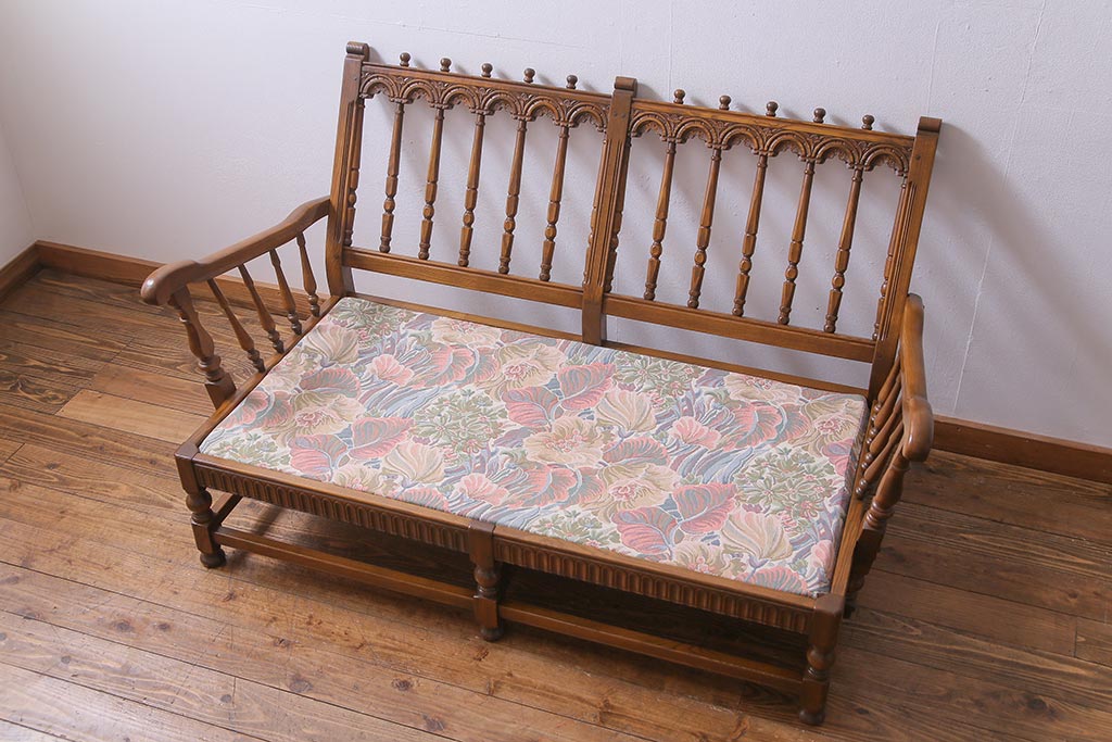 アンティーク家具　ERCOL(アーコール)　York Minster　花柄のファブリックと凝った彫刻を楽しめる二人掛けソファ