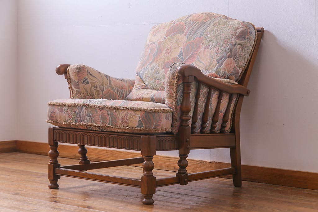 アンティーク家具　ERCOL(アーコール)　York Minster　花柄のファブリックと凝った彫刻を楽しめる一人掛けソファ(2)