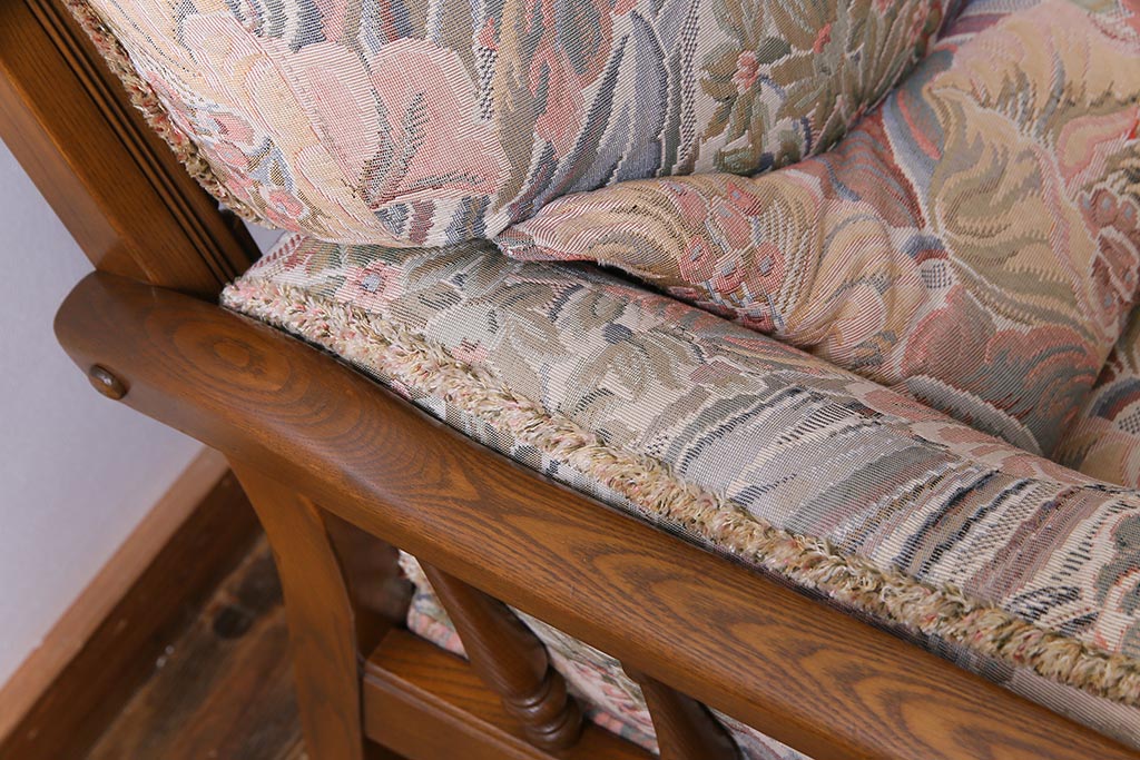 アンティーク家具　ERCOL(アーコール)　York Minster　花柄のファブリックと凝った彫刻を楽しめる一人掛けソファ(2)