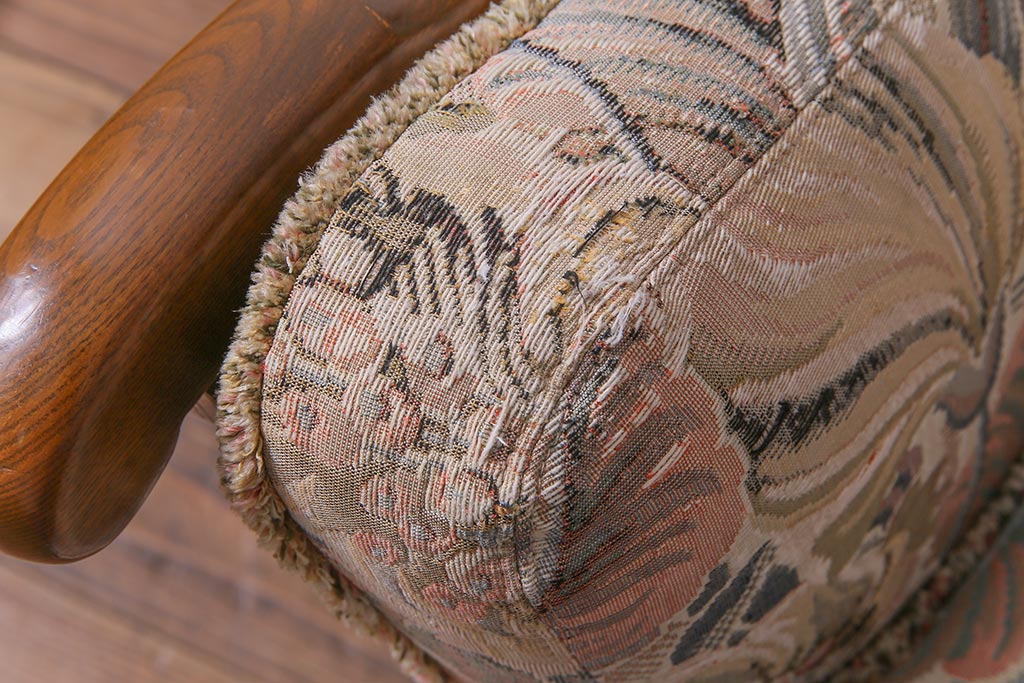 アンティーク家具　ERCOL(アーコール)　York Minster　花柄のファブリックと凝った彫刻を楽しめる一人掛けソファ(2)
