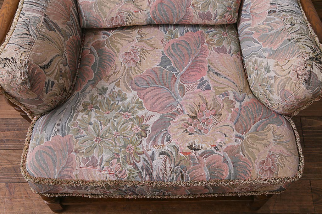 アンティーク家具　ERCOL(アーコール)　York Minster　花柄のファブリックと凝った彫刻を楽しめる一人掛けソファ(2)