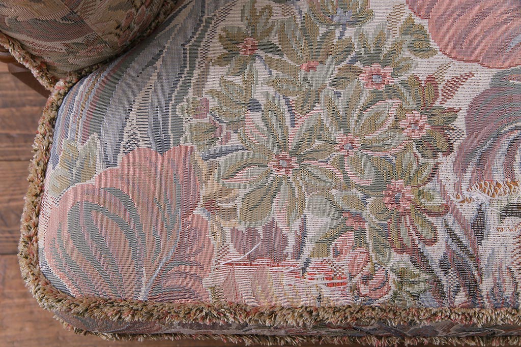 アンティーク家具　ERCOL(アーコール)　York Minster　花柄のファブリックと凝った彫刻を楽しめる一人掛けソファ(2)