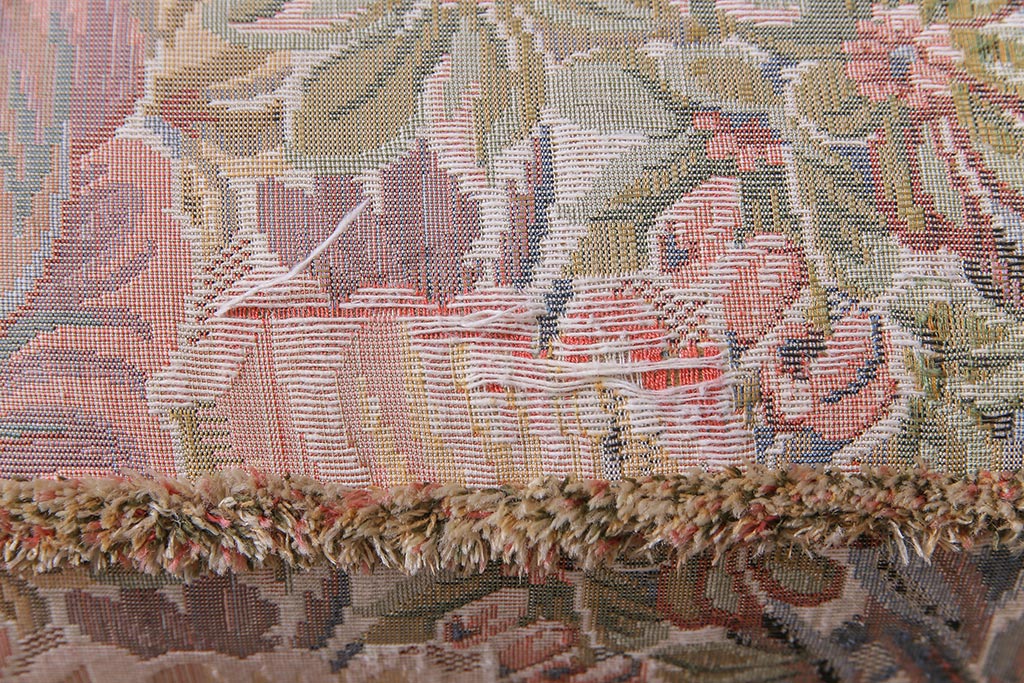 アンティーク家具　ERCOL(アーコール)　York Minster　花柄のファブリックと凝った彫刻を楽しめる一人掛けソファ(2)