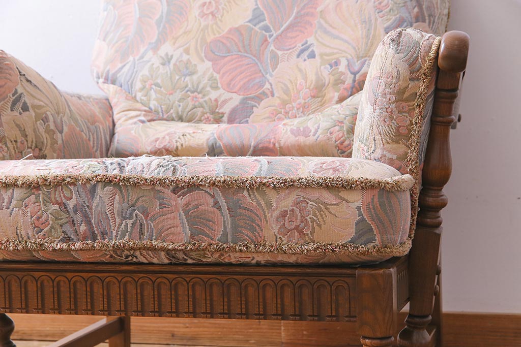 アンティーク家具　ERCOL(アーコール)　York Minster　花柄のファブリックと凝った彫刻を楽しめる一人掛けソファ(2)