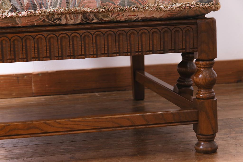 アンティーク家具　ERCOL(アーコール)　York Minster　花柄のファブリックと凝った彫刻を楽しめる一人掛けソファ(2)