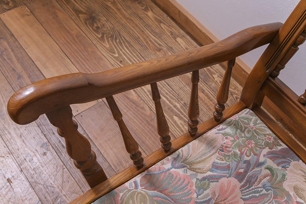 アンティーク家具　ERCOL(アーコール)　York Minster　花柄のファブリックと凝った彫刻を楽しめる一人掛けソファ(2)