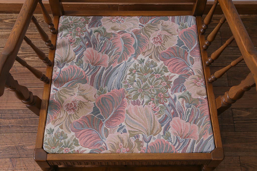 アンティーク家具　ERCOL(アーコール)　York Minster　花柄のファブリックと凝った彫刻を楽しめる一人掛けソファ(2)