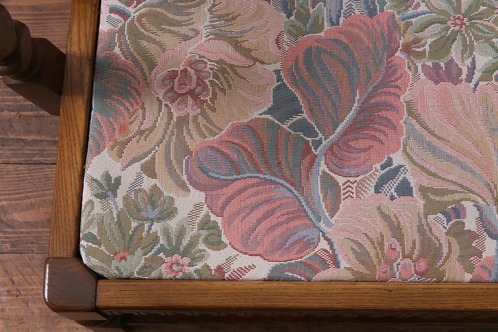 アンティーク家具　ERCOL(アーコール)　York Minster　花柄のファブリックと凝った彫刻を楽しめる一人掛けソファ(2)