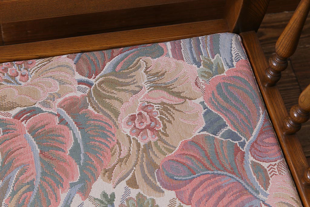 アンティーク家具　ERCOL(アーコール)　York Minster　花柄のファブリックと凝った彫刻を楽しめる一人掛けソファ(2)