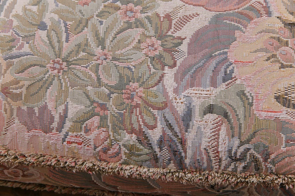 アンティーク家具　ERCOL(アーコール)　York Minster　花柄のファブリックと凝った彫刻を楽しめる一人掛けソファ(2)