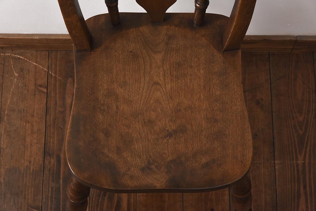アンティーク家具　イギリスアンティーク　木のぬくもりと品のある佇まいが魅力的なチェア(ダイニングチェア、板座チェア)