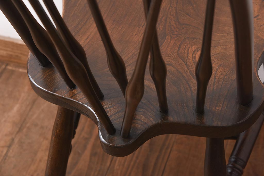 ヴィンテージ家具　イギリスビンテージ　なめらかな木肌と濃い色味が魅力のダイニングチェア(ウィンザーチェア、板座チェア、ウインザーチェア)(1)
