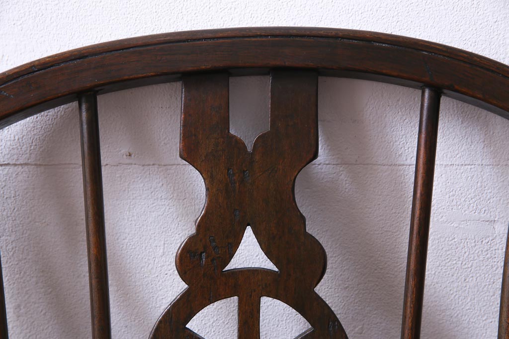 アンティーク家具　イギリスアンティーク　ホイールバック　温かみを感じる風合いが味わい深いアームチェア(板座チェア、椅子)(1)