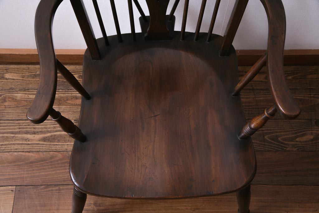 アンティーク家具　イギリスアンティーク　ホイールバック　温かみを感じる風合いが味わい深いアームチェア(板座チェア、椅子)(1)