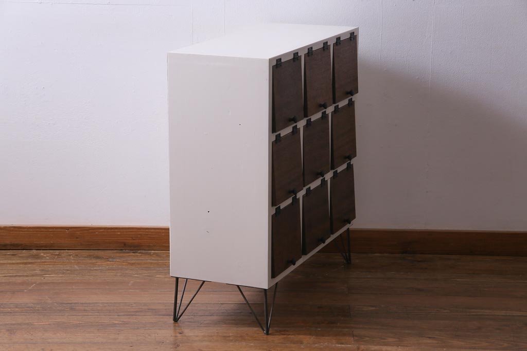 ラフジュ工房オリジナル　鉄脚付き　3×3マス　メンズライクにも似合うパタパタ扉のペイントマス目棚(収納棚、戸棚、ロッカー、店舗什器、キャビネット)(R-034434)
