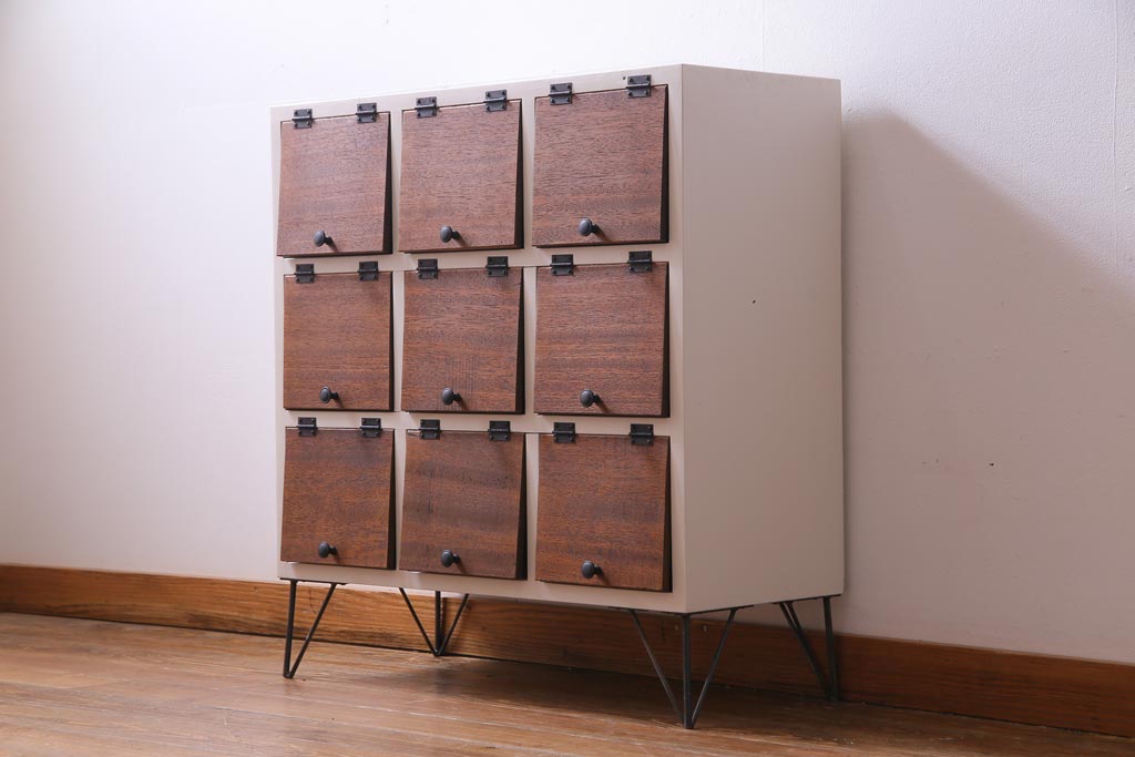 ラフジュ工房オリジナル　鉄脚付き　3×3マス　メンズライクにも似合うパタパタ扉のペイントマス目棚(収納棚、戸棚、ロッカー、店舗什器、キャビネット)(R-034434)