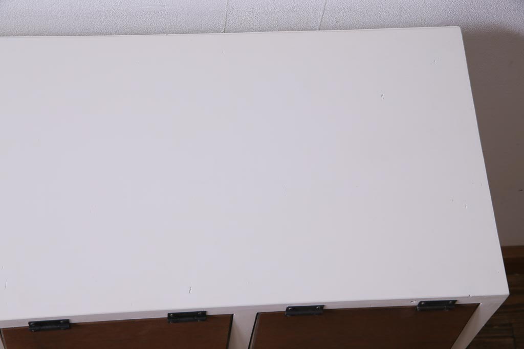 ラフジュ工房オリジナル　鉄脚付き　3×3マス　メンズライクにも似合うパタパタ扉のペイントマス目棚(収納棚、戸棚、ロッカー、店舗什器、キャビネット)(R-034434)