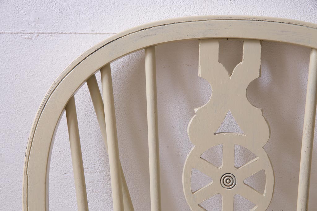 ペイント家具　貫のデザインが個性的なイギリスビンテージのホイールバックチェア(板座チェア)