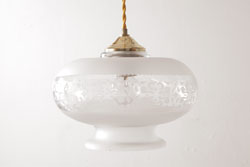 フランスビンテージ　幾何学模様の透かしがおしゃれなすりガラスシェードのペンダントライト(天井照明)