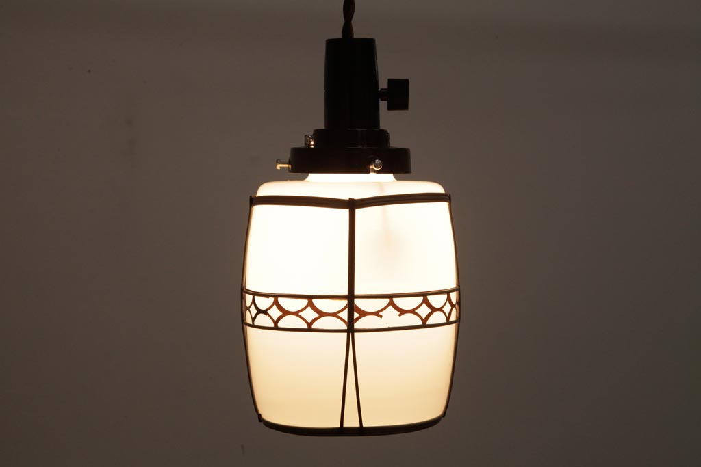 昭和レトロ　和モダンなデザインと味わい深い佇まいが魅力の乳白ガラスのペンダントライト(電笠、天井照明)
