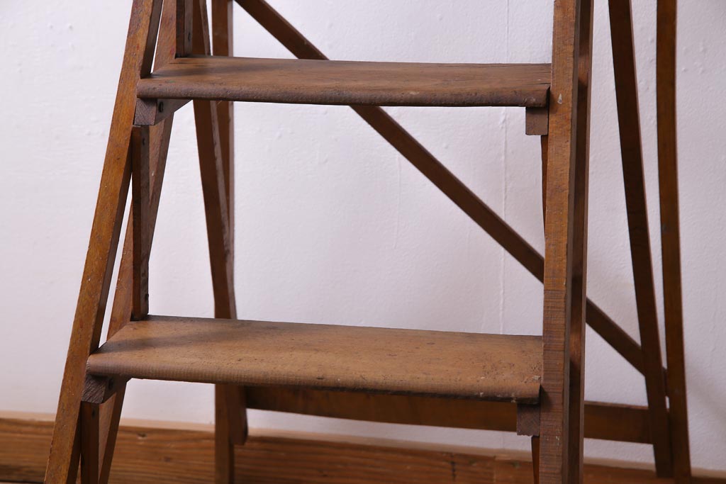 アンティーク雑貨　フランスアンティーク　インダストリアルなお部屋とも相性の良い木製のステップラダー(脚立)