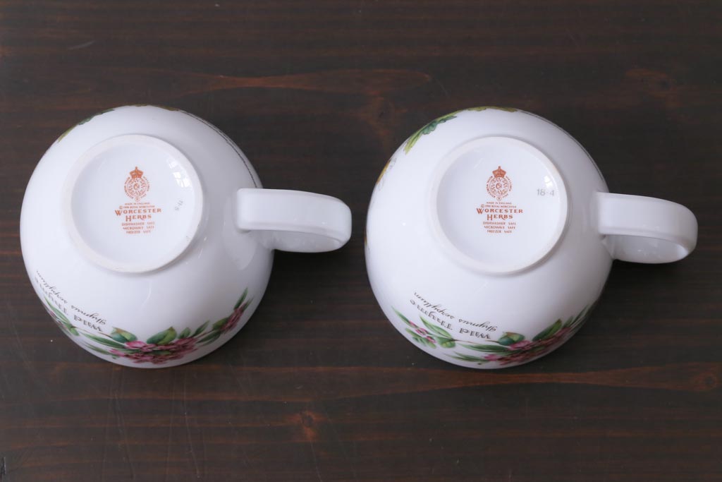 イギリス　ROYAL WORCESTER(ロイヤル ウースター)　HERBS(ハーブス)　カップ&ソーサー2客セット(1)