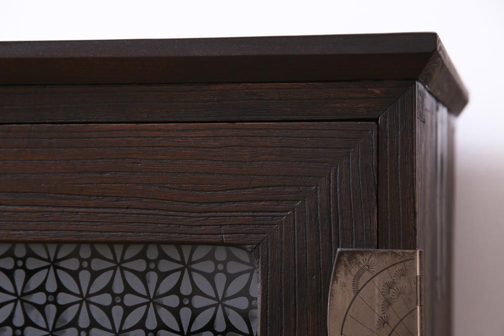 アンティーク家具　リメイク　当店オリジナルガラス　金具の意匠が魅力的な鉄脚付リビングボード(ローボード、収納棚)