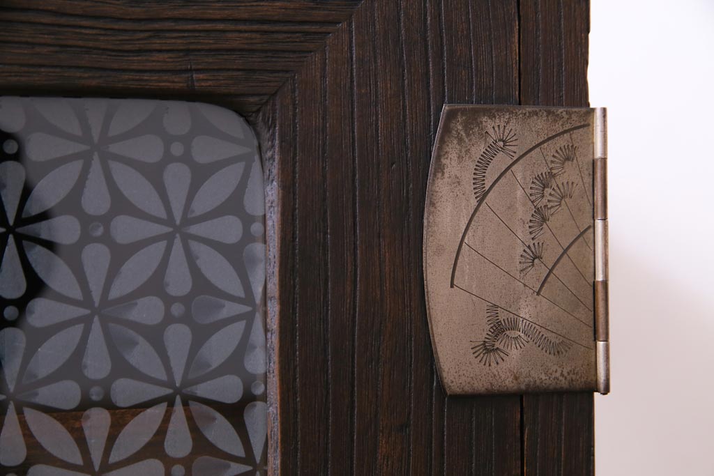 アンティーク家具　リメイク　当店オリジナルガラス　金具の意匠が魅力的な鉄脚付リビングボード(ローボード、収納棚)