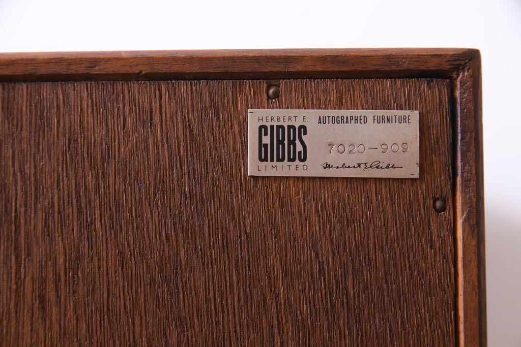 北欧家具　イギリスビンテージ　HERBERT E. GIBBS(ハーバート・E・ギブス)　木のぬくもりと洗練されたデザインが魅力のキャビネット(収納棚、本棚、サイドボード)