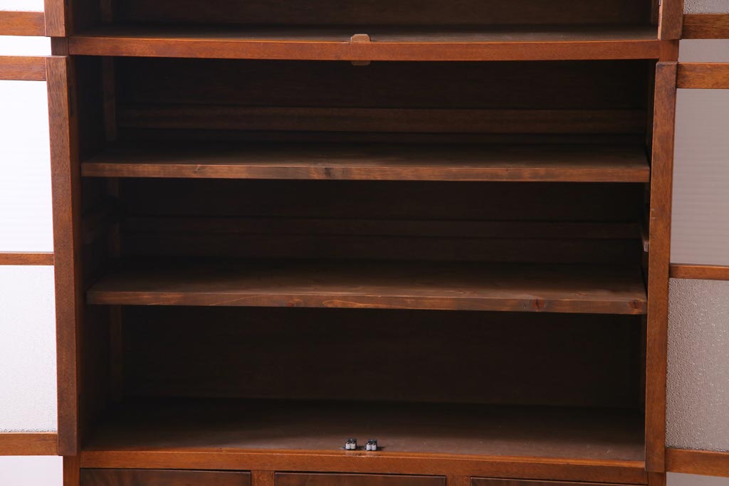 レトロ家具　昭和期　ラワン材　レトロモダンな扉の二段キャビネット(収納棚、食器棚)