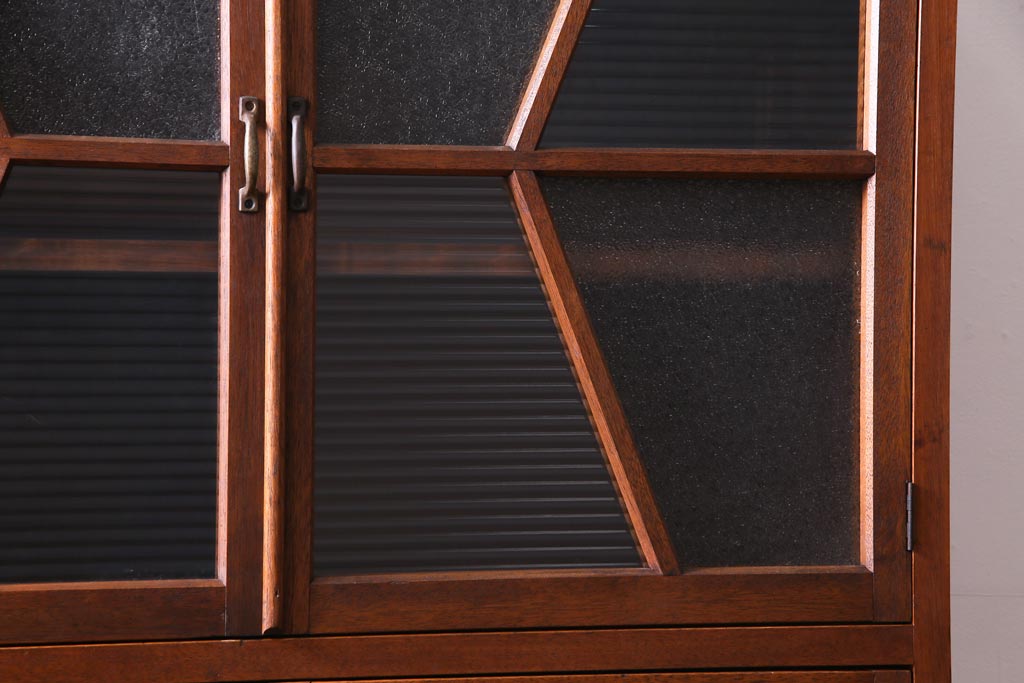 レトロ家具　昭和期　ラワン材　レトロモダンな扉の二段キャビネット(収納棚、食器棚)