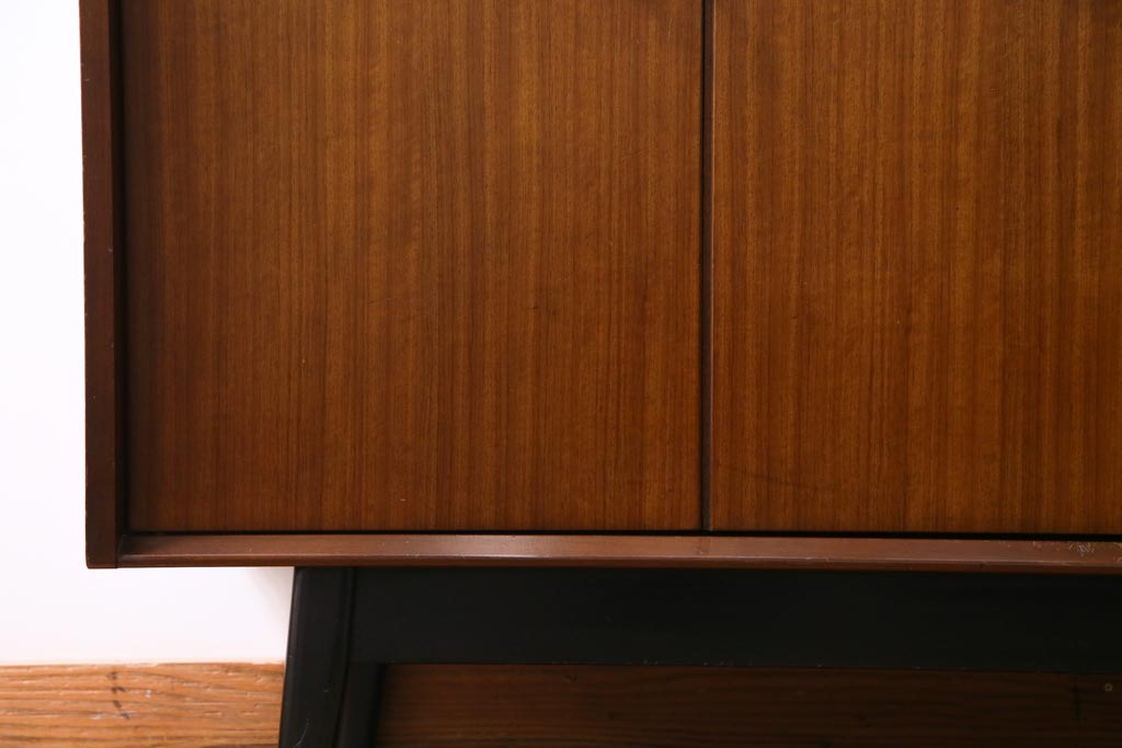 ヴィンテージ家具　北欧ビンテージ　G-PLAN　BBシリーズ　引き手がおしゃれな雰囲気を高めるサイドボード(リビングボード、収納棚)(1)