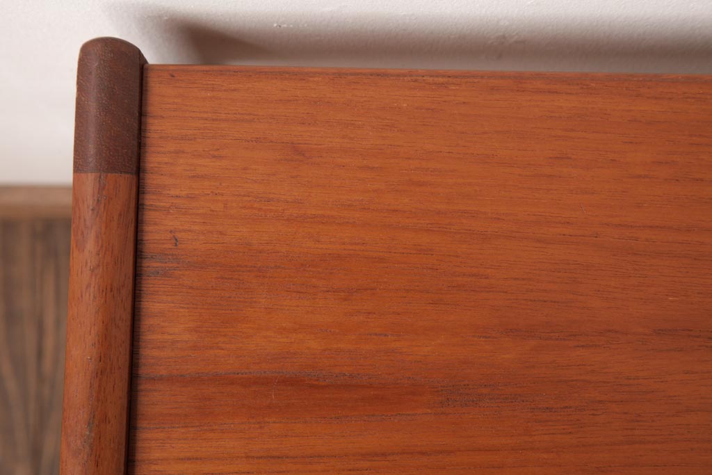 ヴィンテージ家具　北欧ビンテージ　チーク材の褐色が温もり溢れるネストテーブル(サイドテーブル)