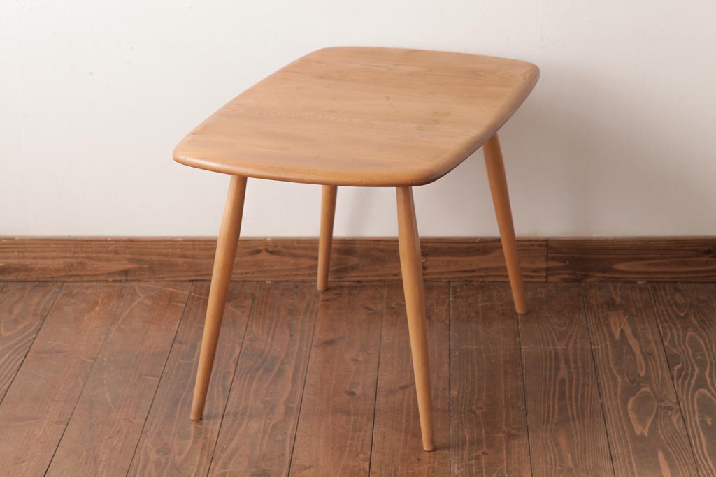 ヴィンテージ家具　イギリスビンテージ　ERCOL(アーコール)　ニレ材　ナチュラルな色味のコーヒーテーブル(センターテーブル)