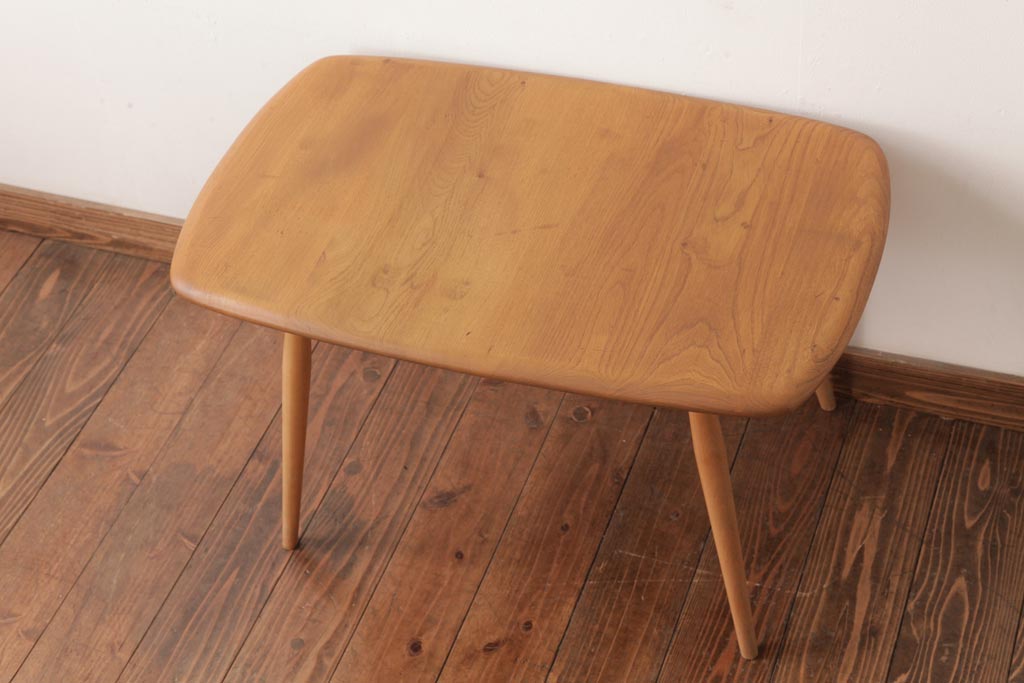 ヴィンテージ家具　イギリスビンテージ　ERCOL(アーコール)　ニレ材　ナチュラルな色味のコーヒーテーブル(センターテーブル)