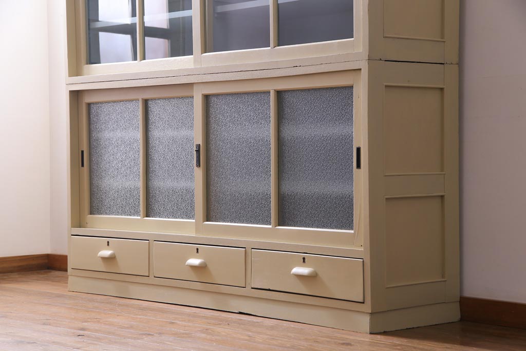 ペイント家具　ナラ材　ふんわりとした色合いの大振りな重ね戸棚(収納棚、食器棚)