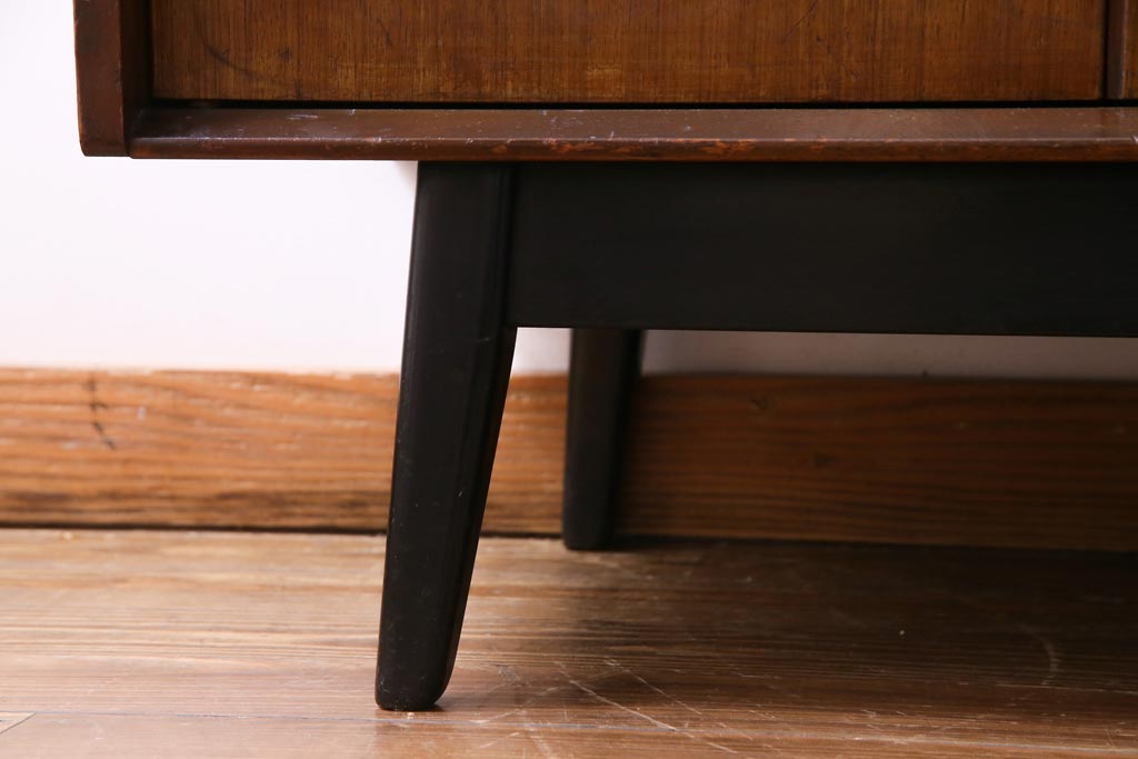 ヴィンテージ家具　北欧ビンテージ　G-PLAN　BBシリーズ　ブラックの脚がおしゃれなサイドボード(リビングボード、収納棚)(1)