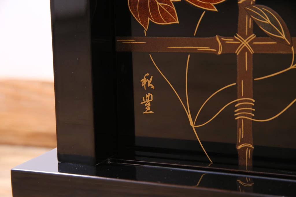 中古　民芸家具　輪島塗　テッセン蒔絵が優美な雰囲気醸し出す飾り棚(茶棚)