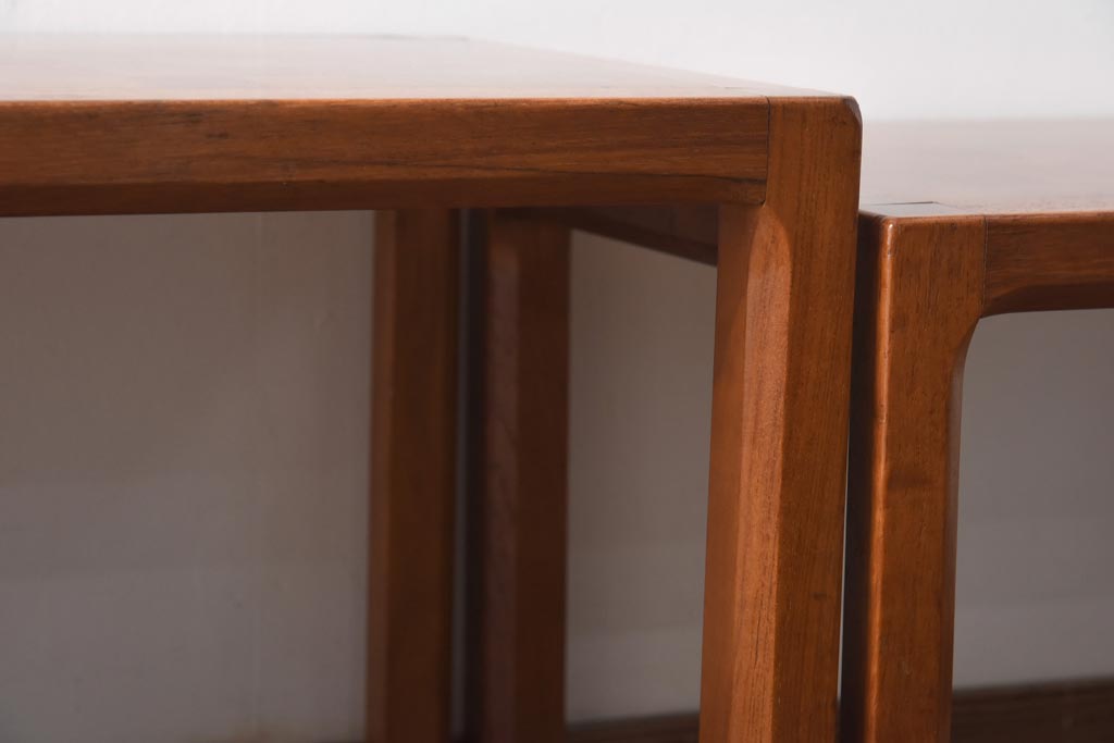 ヴィンテージ家具　北欧ビンテージ　デンマーク　パーケット天板が珍しいチーク材製のネストテーブル(サイドテーブル)