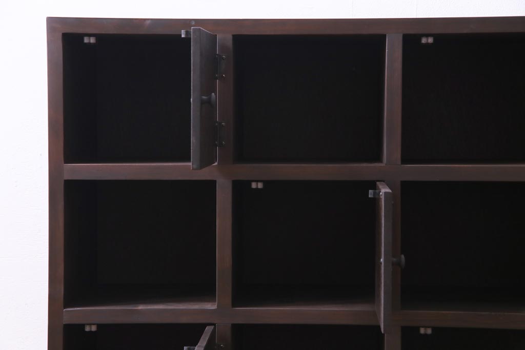 ラフジュ工房オリジナル　3×3マス　チェッカー模様に扉が付いた脚付マス目棚・右開き(収納棚、ロッカー)